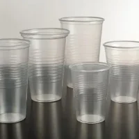 Vasos de plástico transparentes